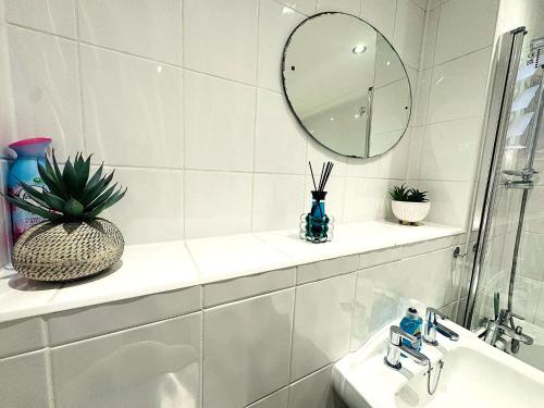 2BR Canary Wharf Apartment with Private Garden