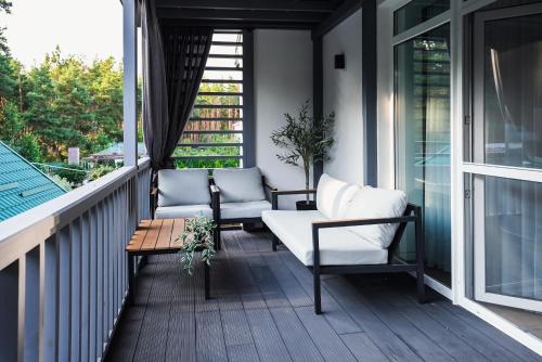 Balkons/terase, MizhDerev Forest House with Pool, Sauna & Hot Tub near Kyiv in Novosilky
