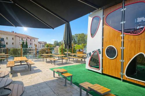 Parque infantil, The Originals City, Hôtel Les Bruyères, Dax Nord in Castets