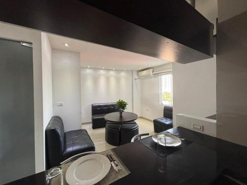 Rest with AC, WiFi, TV, Close to Ventura Mall