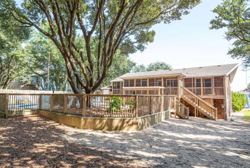 Seascape Cottage - Private Pool, 300 Yards to the Beach (Seascape Cottage - Kitty Hawk, MP 3.5, 300 Yds to Beach, Pool, Foosball, Near Golf Course, Flex Stay) in Κίτι Χουόκ(Βόρεια Καρολίνα)