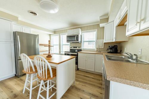 Aqua Moon - Kitty Hawk MP 3, Oceanfront, Family Friendly, Hot Tub in Kitty Hawk (NC)