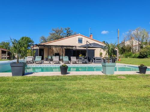Grange de charme avec piscine et jardin, idéale pour vos vacances aux Sables-d'Olonne gîte à louer Château-d'Olonne