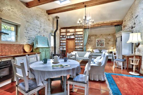 Gîte La Grange de l'Abbé Rambaud (Gite La Grange de l'Abbe Rambaud) in Saint-Michel-De-Fronsac