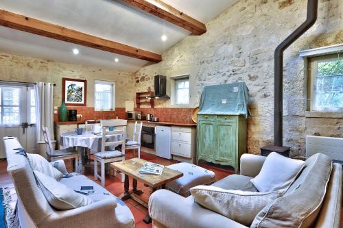 Gîte La Grange de l'Abbé Rambaud (Gite La Grange de l'Abbe Rambaud) in Saint-Michel-De-Fronsac