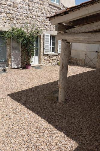 Maison en pierre village calme - cour fermée, parking et wifi gratuit, idéale famille gîte à louer La Sauvetat