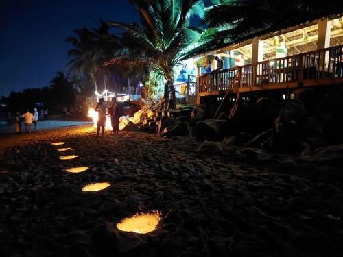 Dizzy Lizzies Beach House Resort in Mallam
