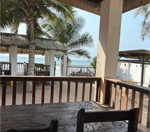 Dizzy Lizzies Beach House Resort in Mallam