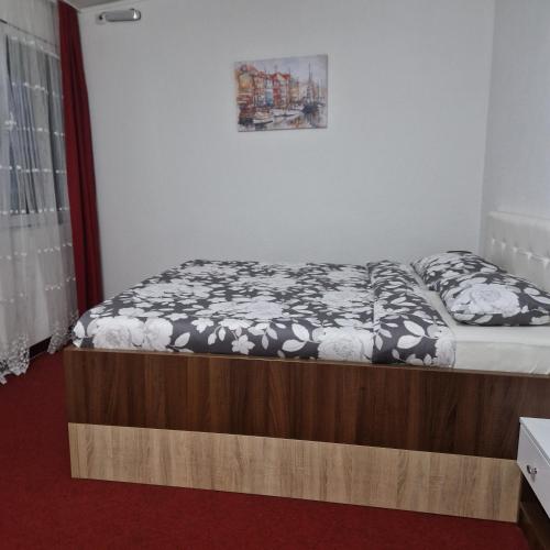 1 queen bed, 1 twin bed
