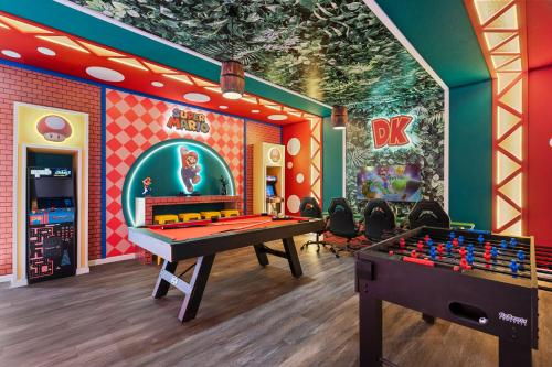 Luxury 8BR Home w Game Room Pool Windsor Cay – khách sạn tại Khu Tây Disney