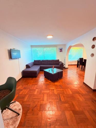 Casa Las Condes, steps from Manquehue Metro