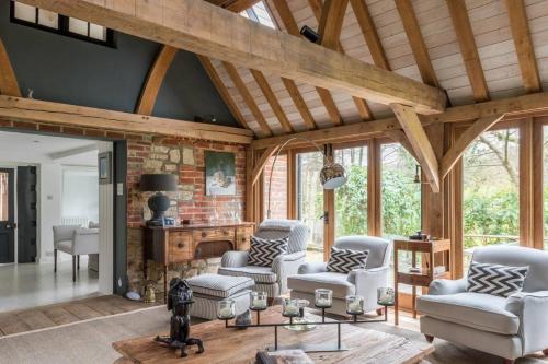 Interior designed 4 bed Country Cottage set in 3 acres with wood fired hot tub pool table and table  – khách sạn tại Ticehurst