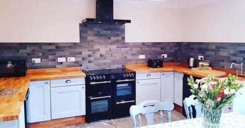 3 Bed House - Mountain Views Bbq Firepit in Kilmun