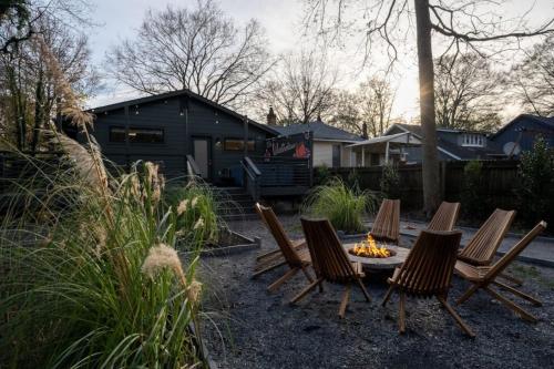 Downtown with hot tub,fire pit and plenty of space – khách sạn tại Đường Cascade