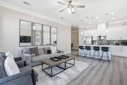 O30A Single-Story 2BR Townhome w King Beds, Workspace, Yard – khách sạn tại Thanh Pho Missouri