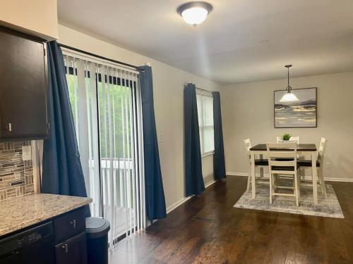 Getaway Home, Huge Yard and Smart TVs in All Rooms in Snellville (GA)