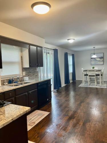 Getaway Home, Huge Yard and Smart TVs in All Rooms in Snellville (GA)