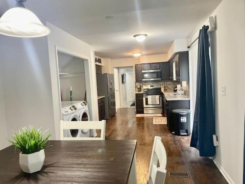 Getaway Home, Huge Yard and Smart TVs in All Rooms in Snellville (GA)