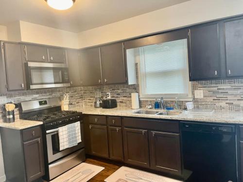 Getaway Home, Huge Yard and Smart TVs in All Rooms in Snellville (GA)