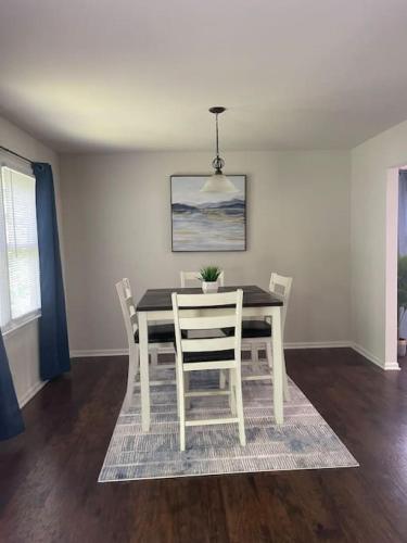 Getaway Home, Huge Yard and Smart TVs in All Rooms in Snellville (GA)