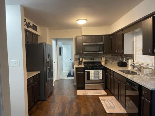 Getaway Home, Huge Yard and Smart TVs in All Rooms in Snellville (GA)