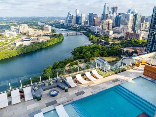 Luxury 2BR Rooftop Pool Austin by Barclé