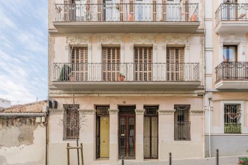 Charming Apartment with Terrace in Sants - image 2