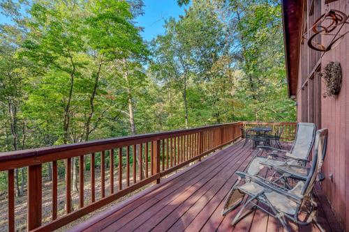 Fox Hollow - Cozy Den with a Hot Tub in Hedgesville, USA