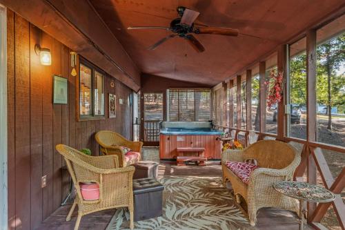 Boblebad, Fox Hollow - Cozy Den with a Hot Tub in Hedgesville