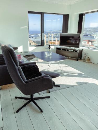 Ocean and City View - Modern 3BR in Hoyvik in Hoyvík