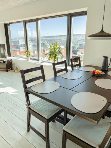 Ocean and City View - Modern 3BR in Hoyvik in Hoyvík