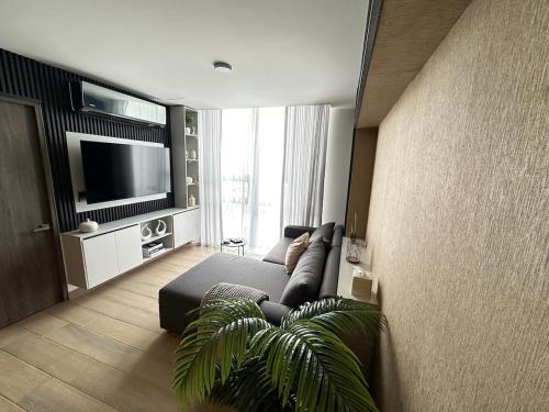 Beautiful 2 bedrooms condo with pool Livo Tower