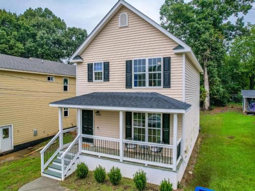 Raleigh Retreat w Fire Pit Patio & Workspace – khách sạn tại Rừng Brookhaven / Crabtree