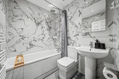 Elegant Stay In London | 7 mins to Norbury Station - main image