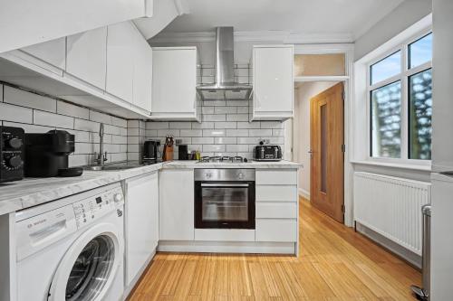 Elegant Stay In London | 7 mins to Norbury Station - image 2