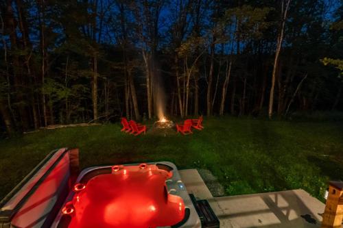 Boblebad, Cabin w Hot tub, 24 acres, 30 min to Gore, MtnView in Hague