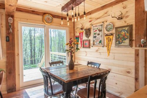 Faciliteter, Cabin w Hot tub, 24 acres, 30 min to Gore, MtnView in Hague