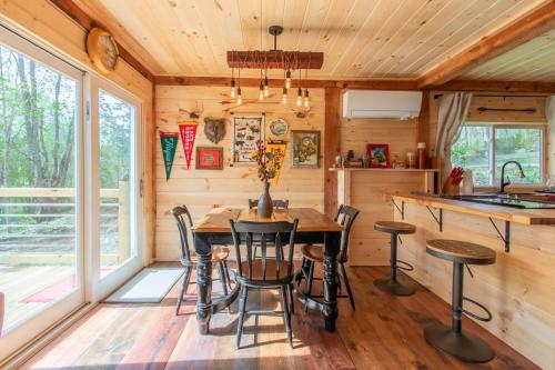 Altan/terrasse, Cabin w Hot tub, 24 acres, 30 min to Gore, MtnView in Hague
