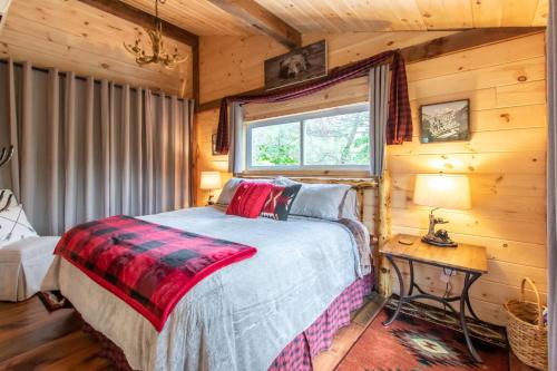 Cabin w Hot tub, 24 acres, 30 min to Gore, MtnView in Hague