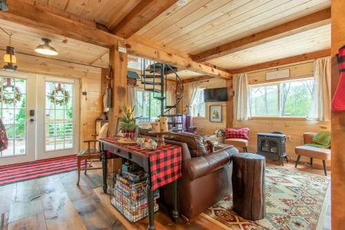 Omgivelser, Cabin w Hot tub, 24 acres, 30 min to Gore, MtnView in Hague