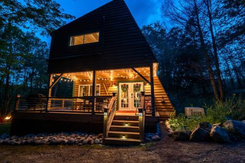 Omgivelser, Cabin w Hot tub, 24 acres, 30 min to Gore, MtnView in Hague
