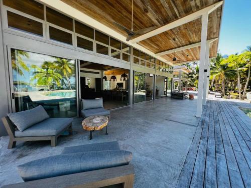 Private Fiji Island • Oceanfront Pool • Sleeps 12 in 亞薩瓦群島