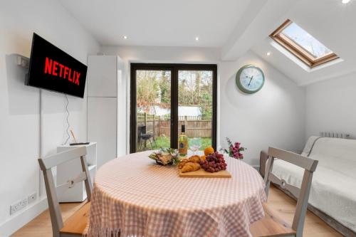 Cozy central Chiswick 3 BD Garden 5 mins to tube