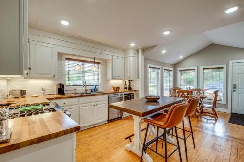 Walk to Historic Dtwn Laurel: Quiet Home w/ Porch in Laurel (Mississippi)