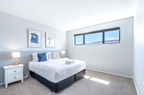 Stylish Panoramic Mountain and Lake Views - image 4