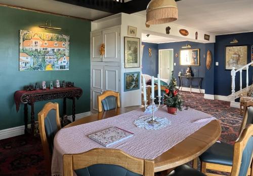Shared lounge/TV area, Cherry Villa in Paraparaumu