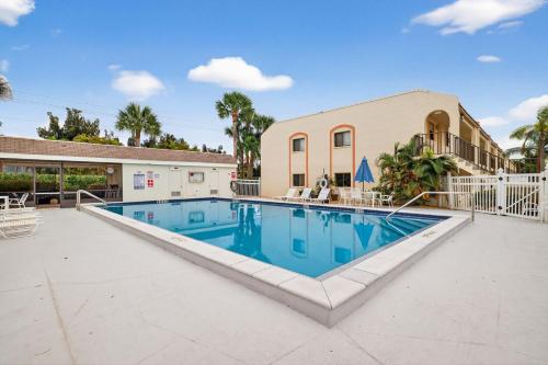 Coastal Fabulous Condo 5 Miles From The Beach - Fort Myers, FL