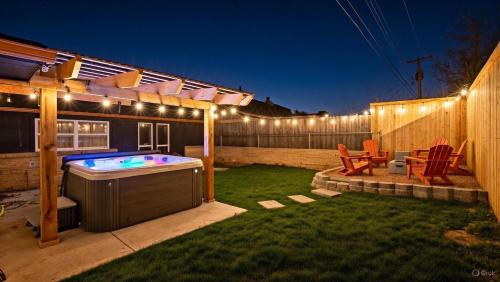 Luxury 4BR OKC Retreat w Hot Tub & Firepit – khách sạn tại Ngoại Thành