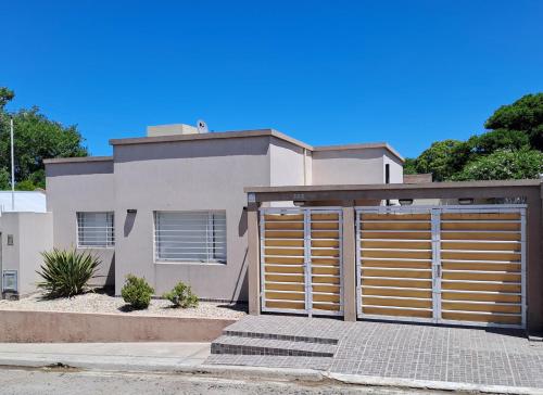Casa Familiar con Piscina en El Cóndor - a 20' de Viedma