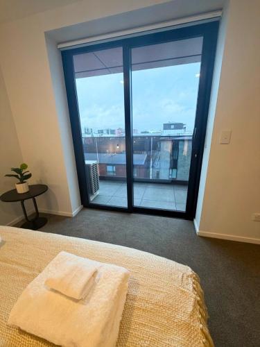 Brand-New 1BR Apartment near Te Kaha Stadium - image 3